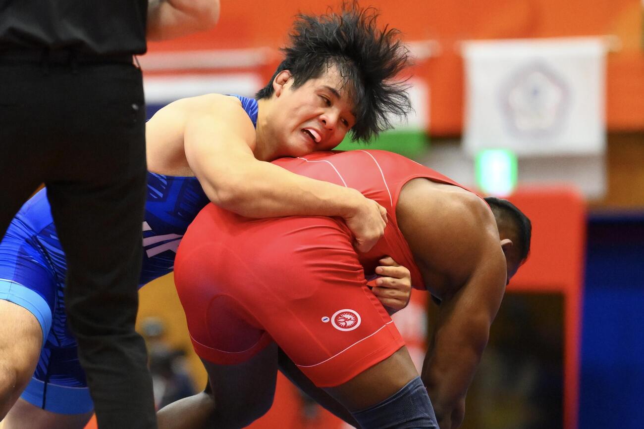 男子グレコローマンスタイル97キロ級決勝でインドの選手からポイントを奪う仲里優力（撮影・滝沢徹郎）