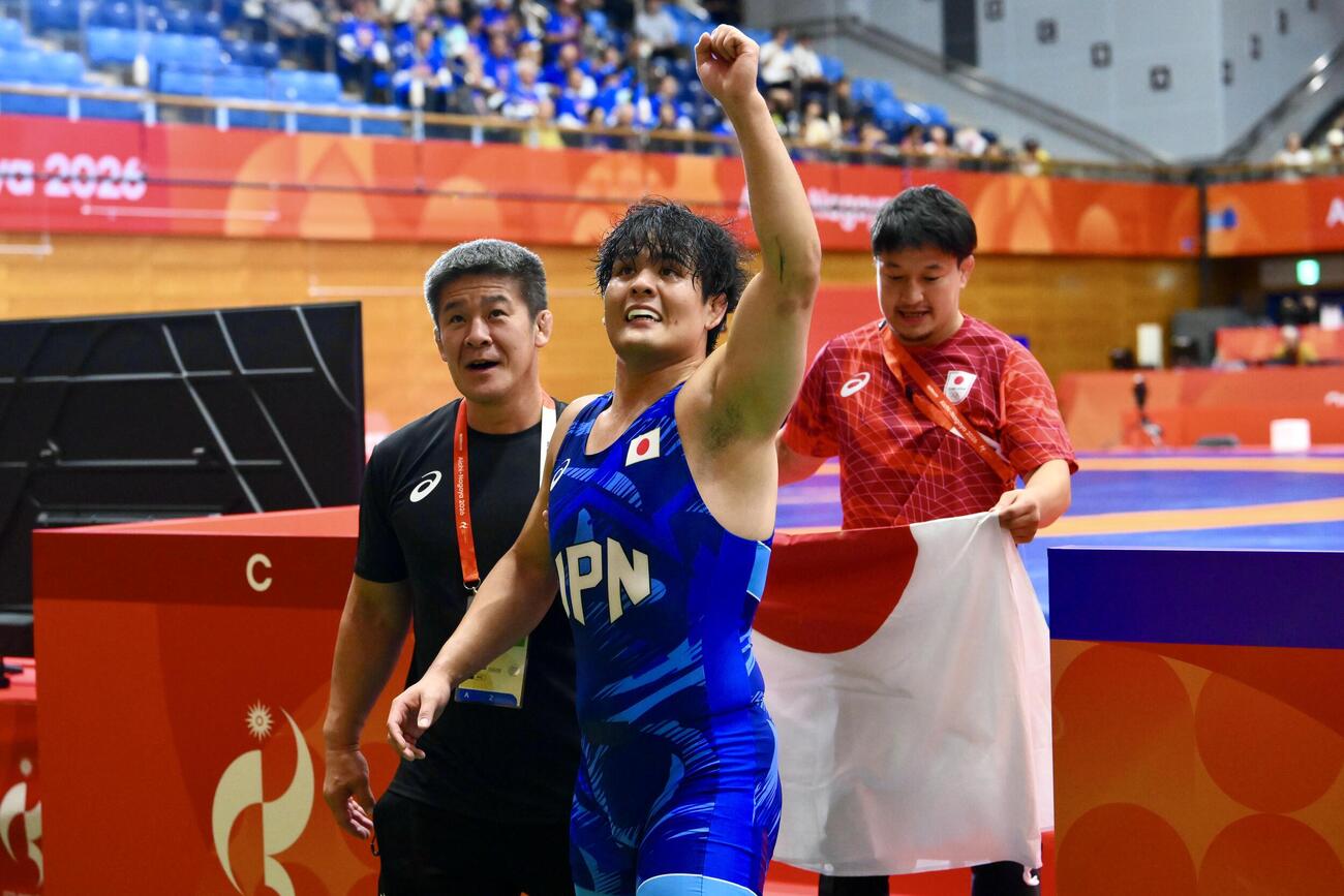 男子グレコローマンスタイル97キロ級で優勝を決め応援団にガッツポーズする仲里優力（撮影・滝沢徹郎）