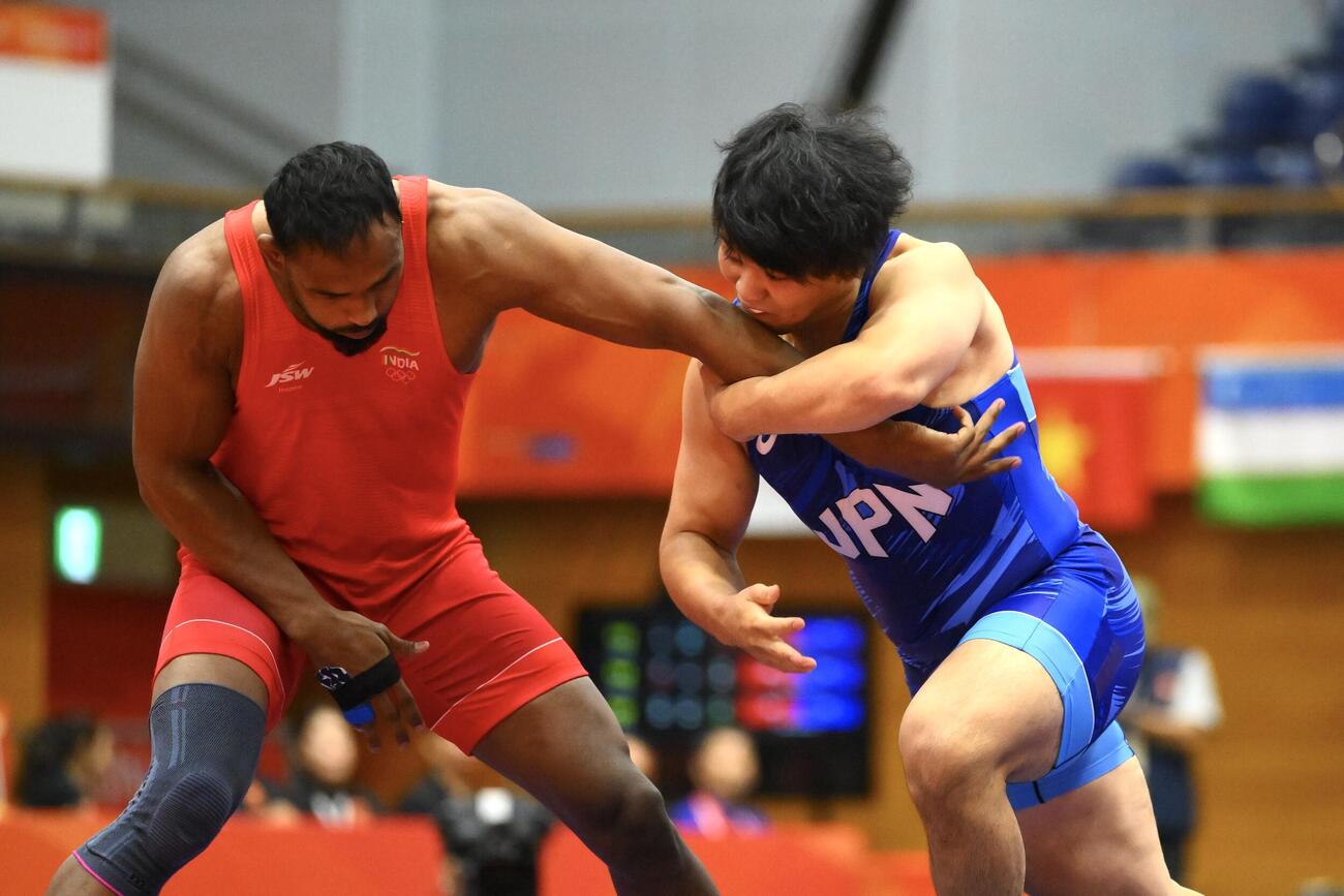 男子グレコローマンスタイル97キロ級決勝でインドの選手を攻める仲里優力（撮影・滝沢徹郎）