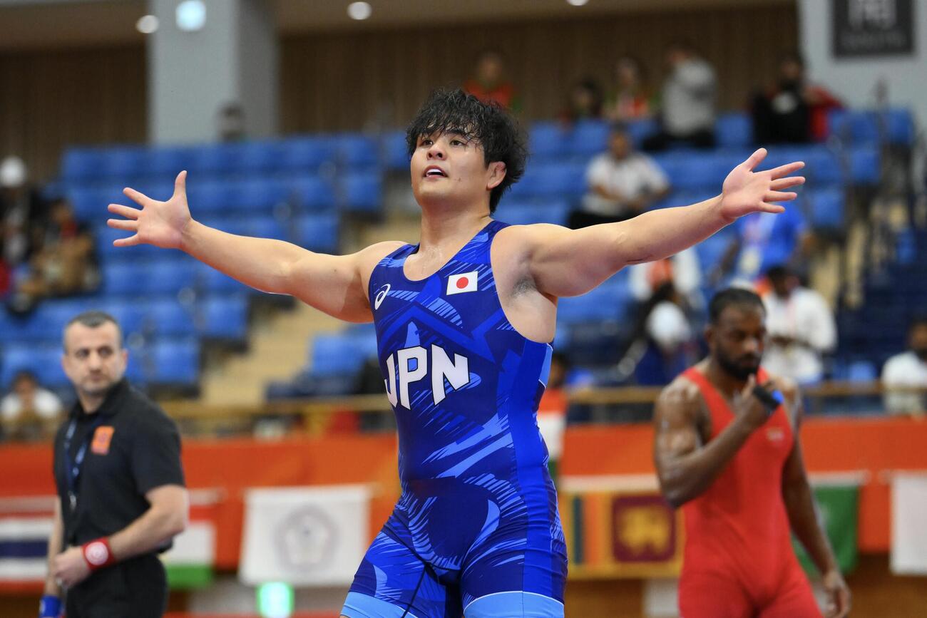男子グレコローマンスタイル97キロ級で優勝を決めポーズを決める仲里優力（撮影・滝沢徹郎）