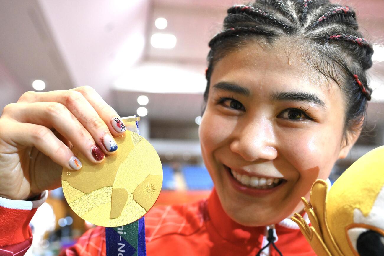 女子62キロ級で優勝の尾崎野乃香は富士山などの日本のイメージのネイルで金メダルを披露する（撮影・滝沢徹郎）