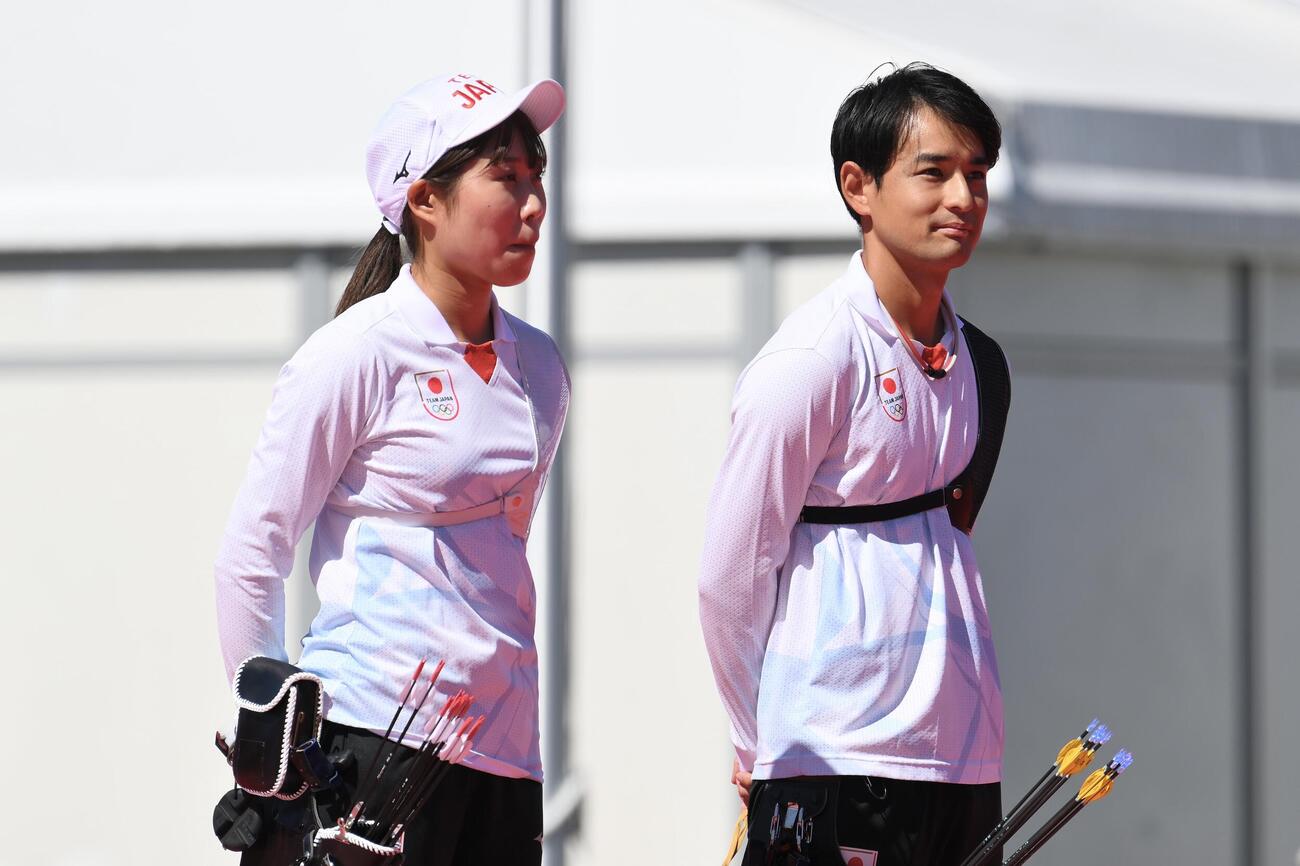 アーチェリーリカーブ混合団体準決勝　試技に臨む中西絢哉（右）と朝久野奈波（撮影・滝沢徹郎）