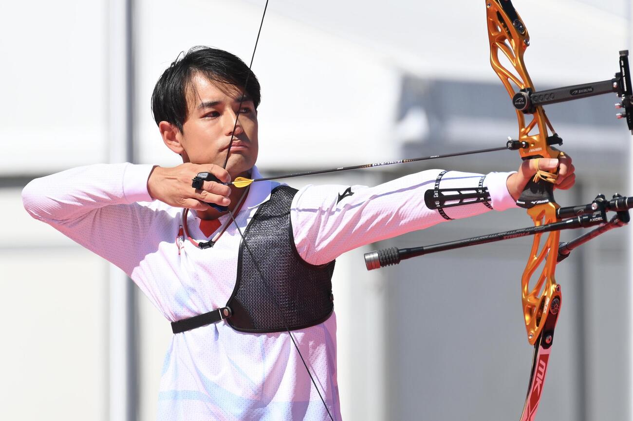 アーチェリーリカーブ混合団体　準決勝　試技に臨む中西絢哉（撮影・滝沢徹郎）