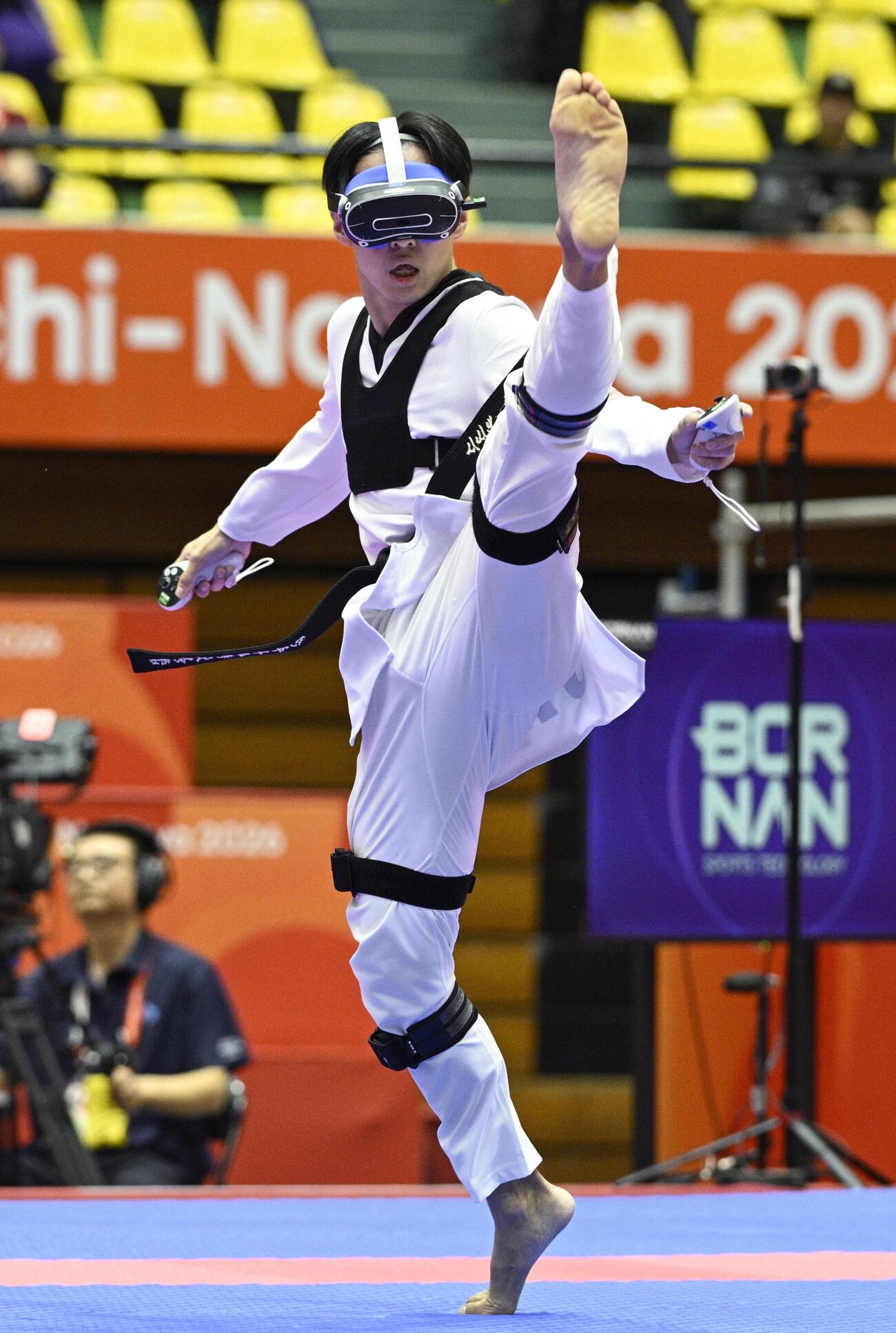 バーチャルテコンドー1回戦で中島美鳳と対戦する鈴木颯＝2日、愛知県の豊橋市総合体育館（共同）