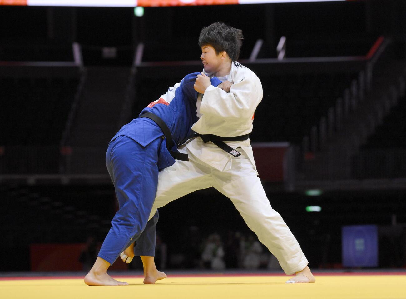 女子70キロ級決勝　カザフスタン選手（左）と対戦する前田凜＝IGアリーナ（共同）