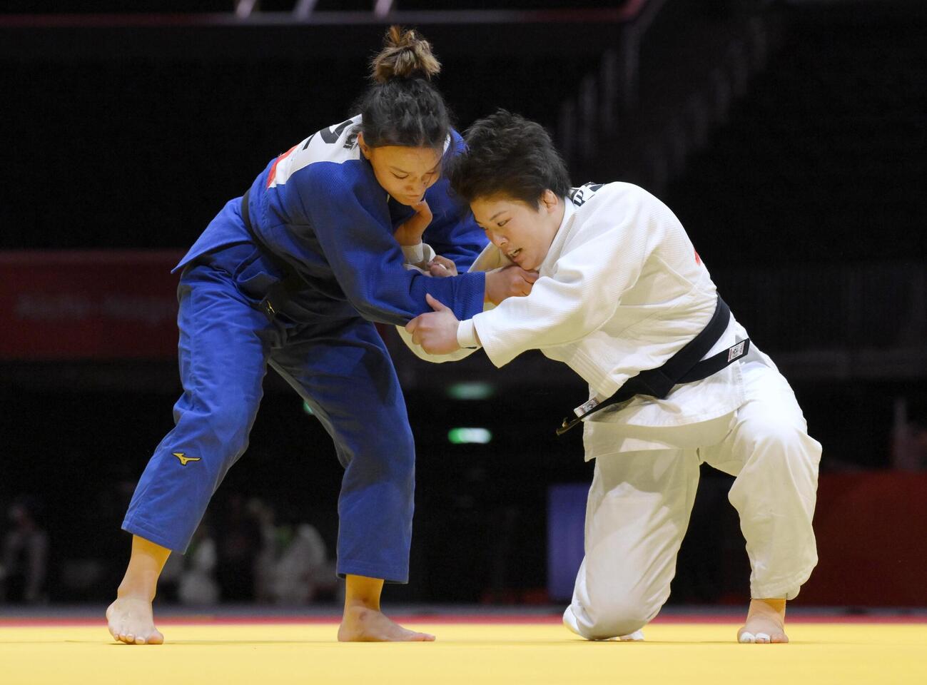 女子70キロ級決勝　カザフスタン選手（左）と対戦する前田凜＝IGアリーナ（共同）