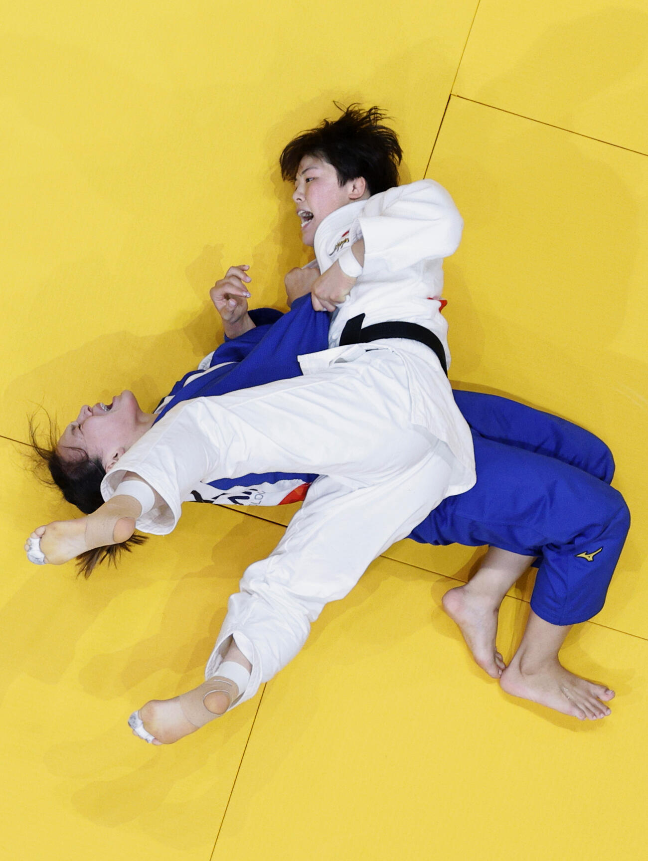 女子70キロ級決勝　カザフスタン選手（奥）を攻める前田凜＝IGアリーナ（共同）