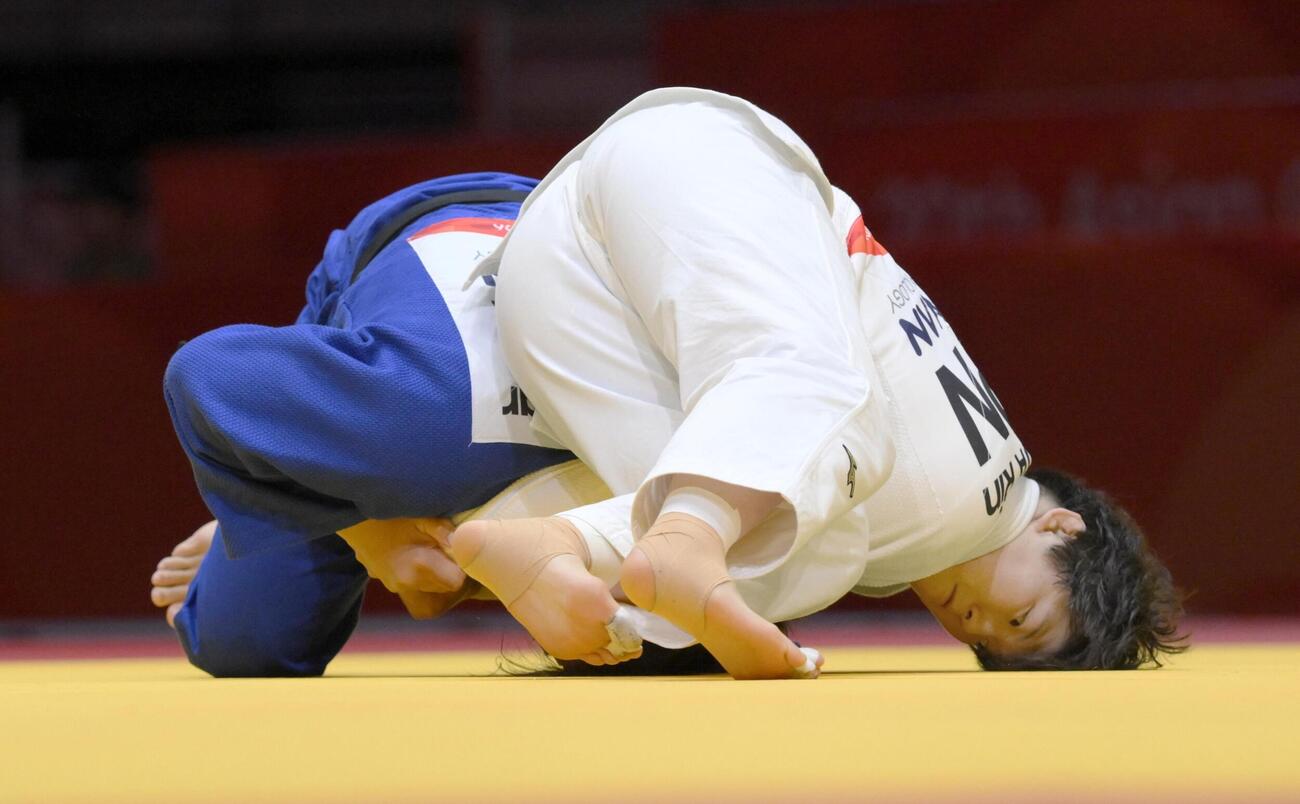 女子70キロ級決勝　カザフスタン選手（奥）と対戦する前田凜＝IGアリーナ（共同）