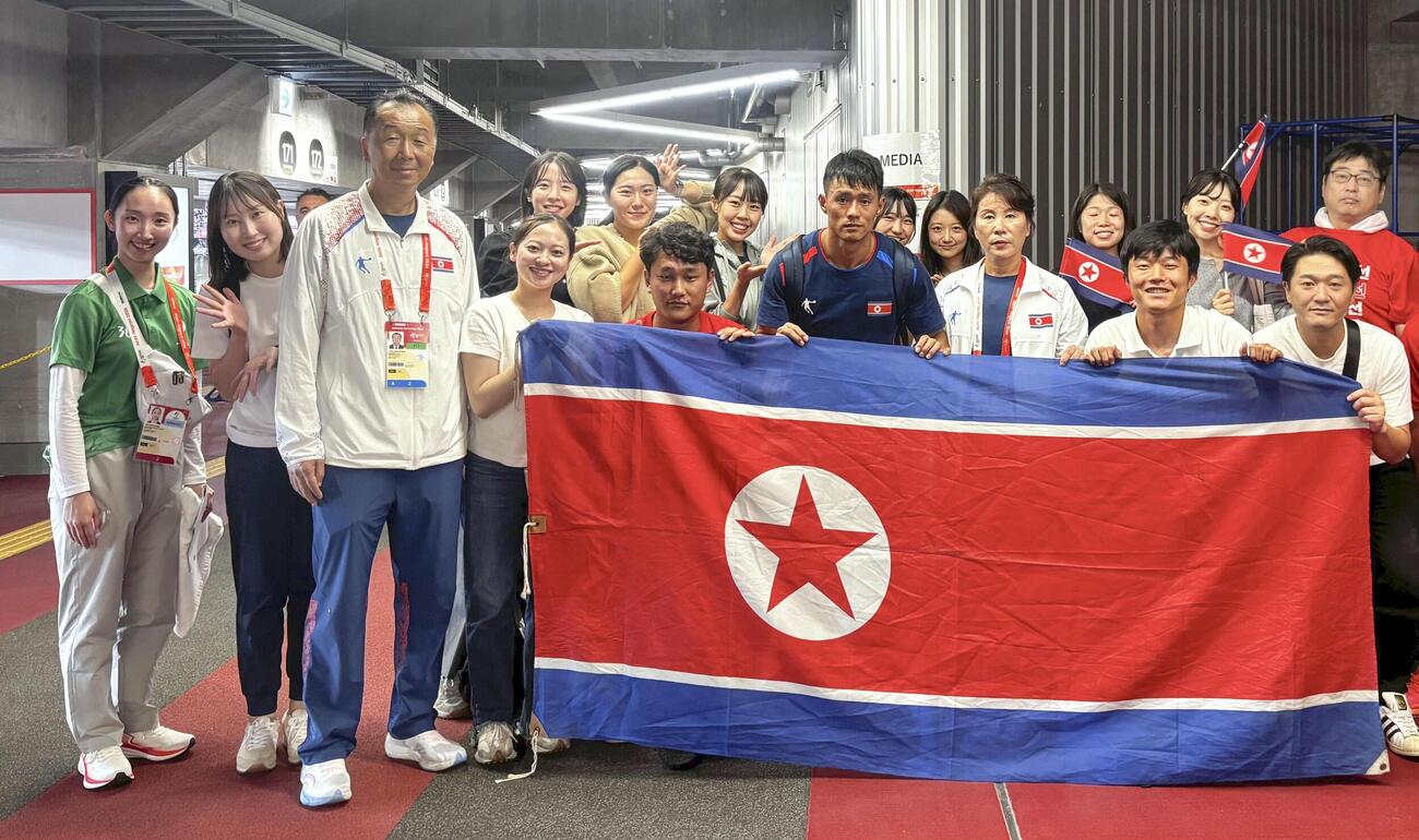 運営ボランティアで北朝鮮選手団のサポートをした徐弥伶さん（左端）＝9月、名古屋市（本人提供）(共同)