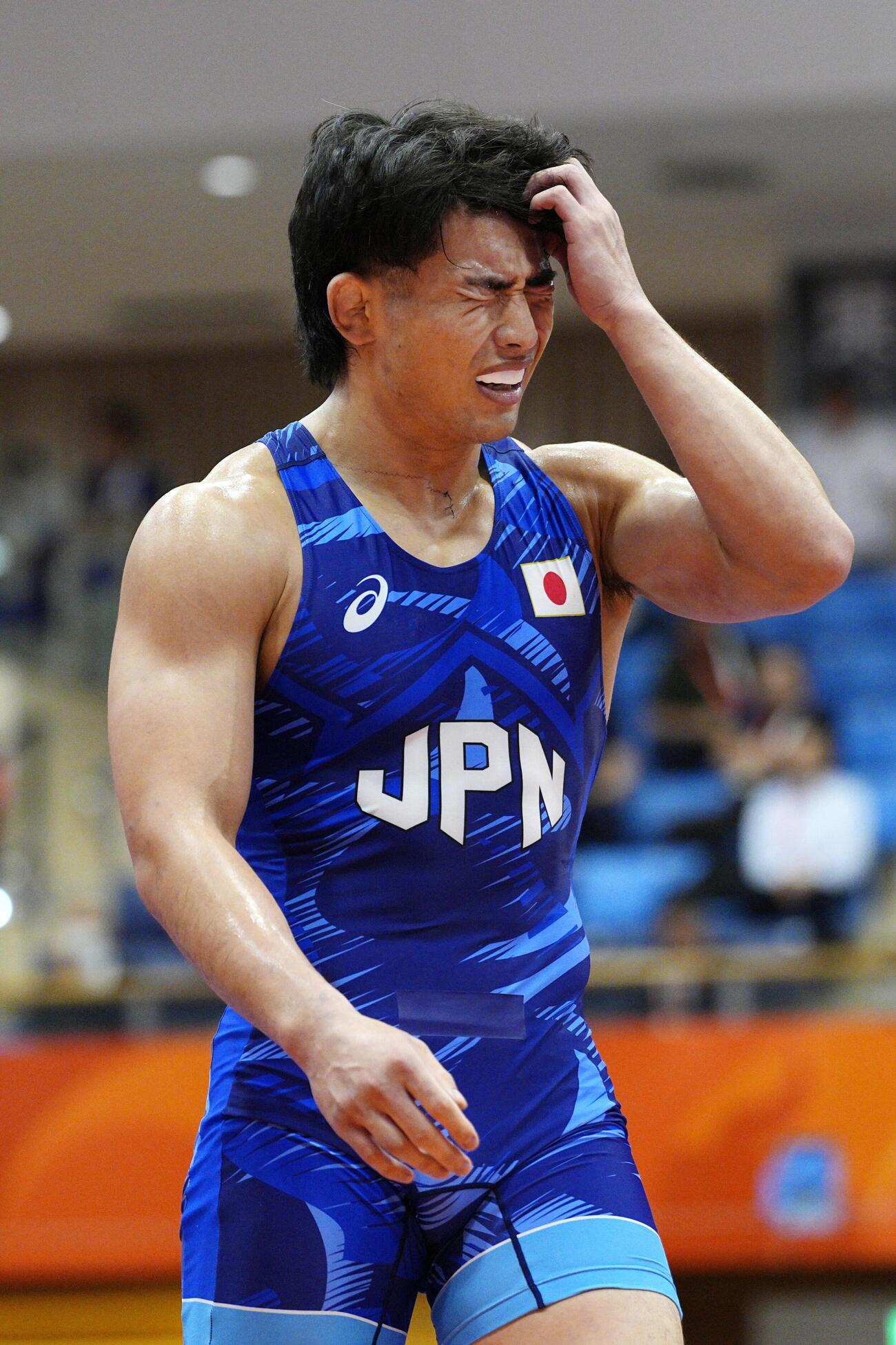 男子フリー86キロ級決勝でイラン選手に敗れ、悔しがる石黒隼士(共同)