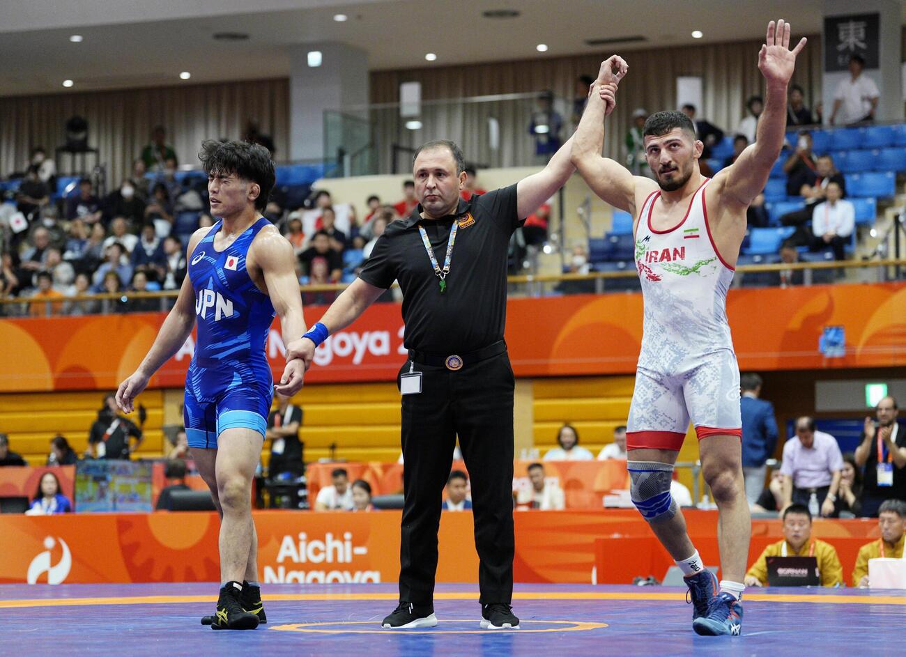 男子フリー86キロ級決勝でイラン選手（右）に敗れた石黒隼士(共同)