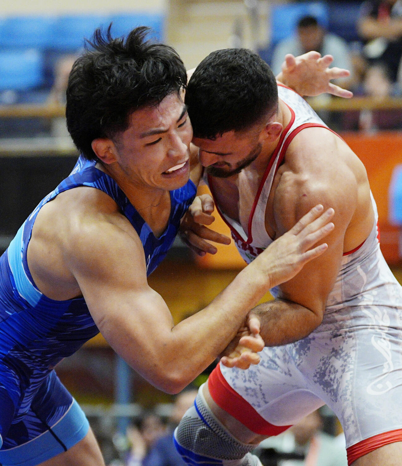 男子フリー86キロ級決勝　イラン選手（右）と対戦する石黒隼士＝名古屋市稲永SC(共同)