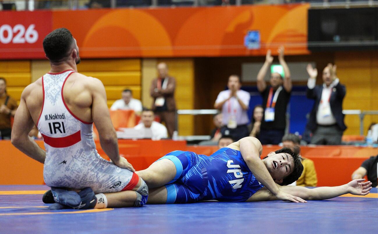 男子フリー86キロ級決勝でイラン選手（左）に敗れた石黒隼士＝名古屋市稲永SC(共同)