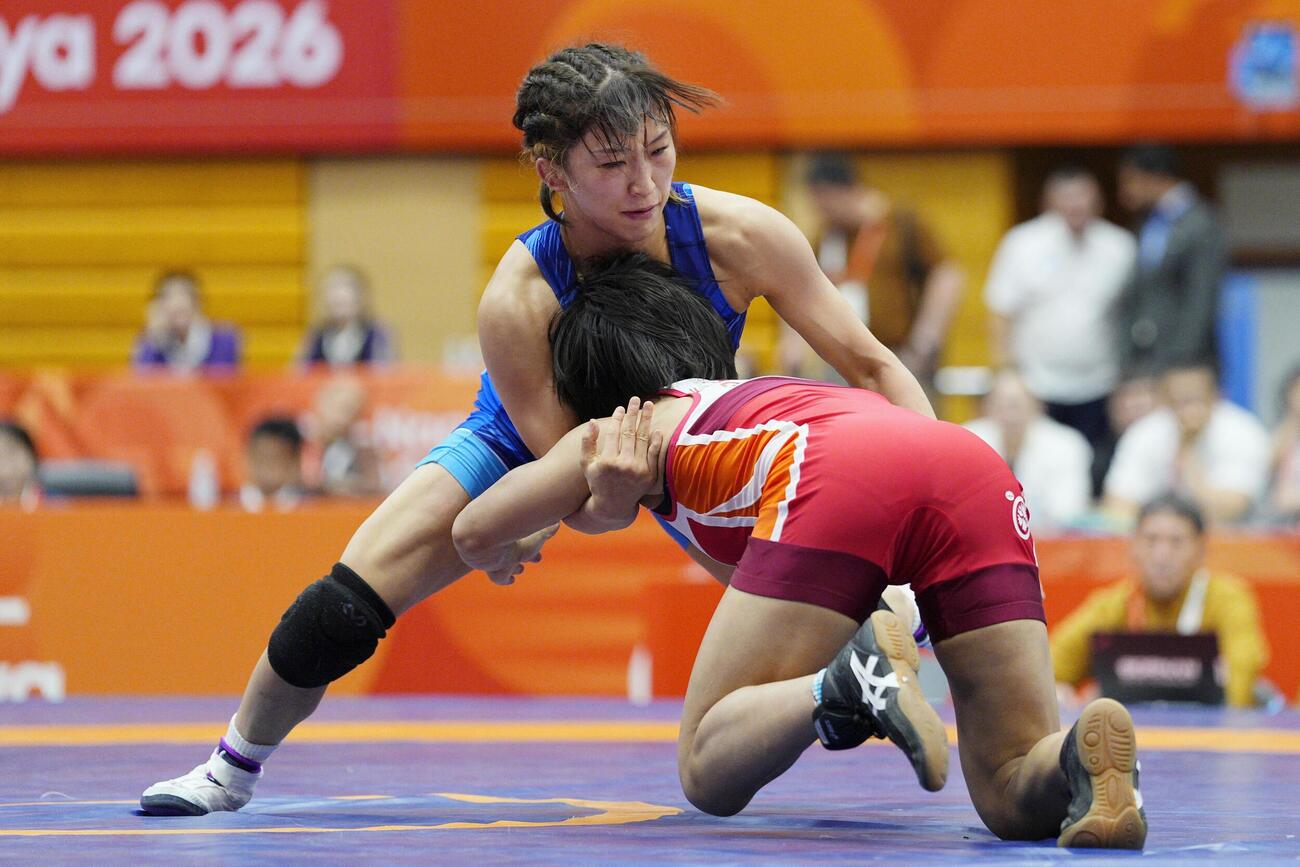 女子50キロ級決勝　北朝鮮選手（手前）と対戦する須崎優衣＝名古屋市稲永SC(共同)