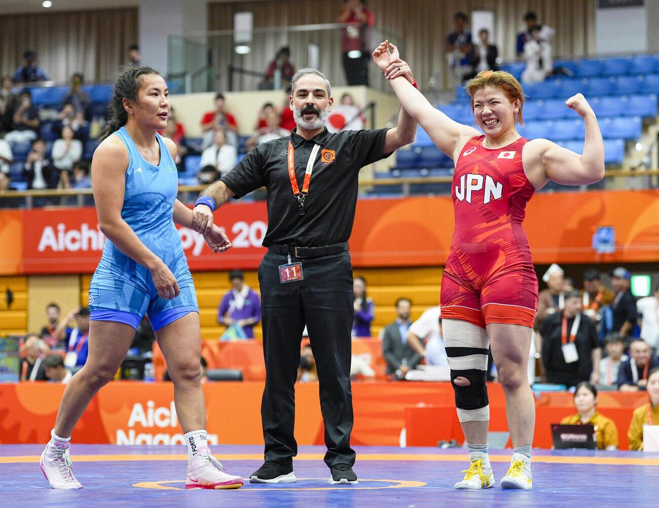 女子76キロ級決勝でカザフスタン選手（左）を破り、優勝した鏡優翔(共同)