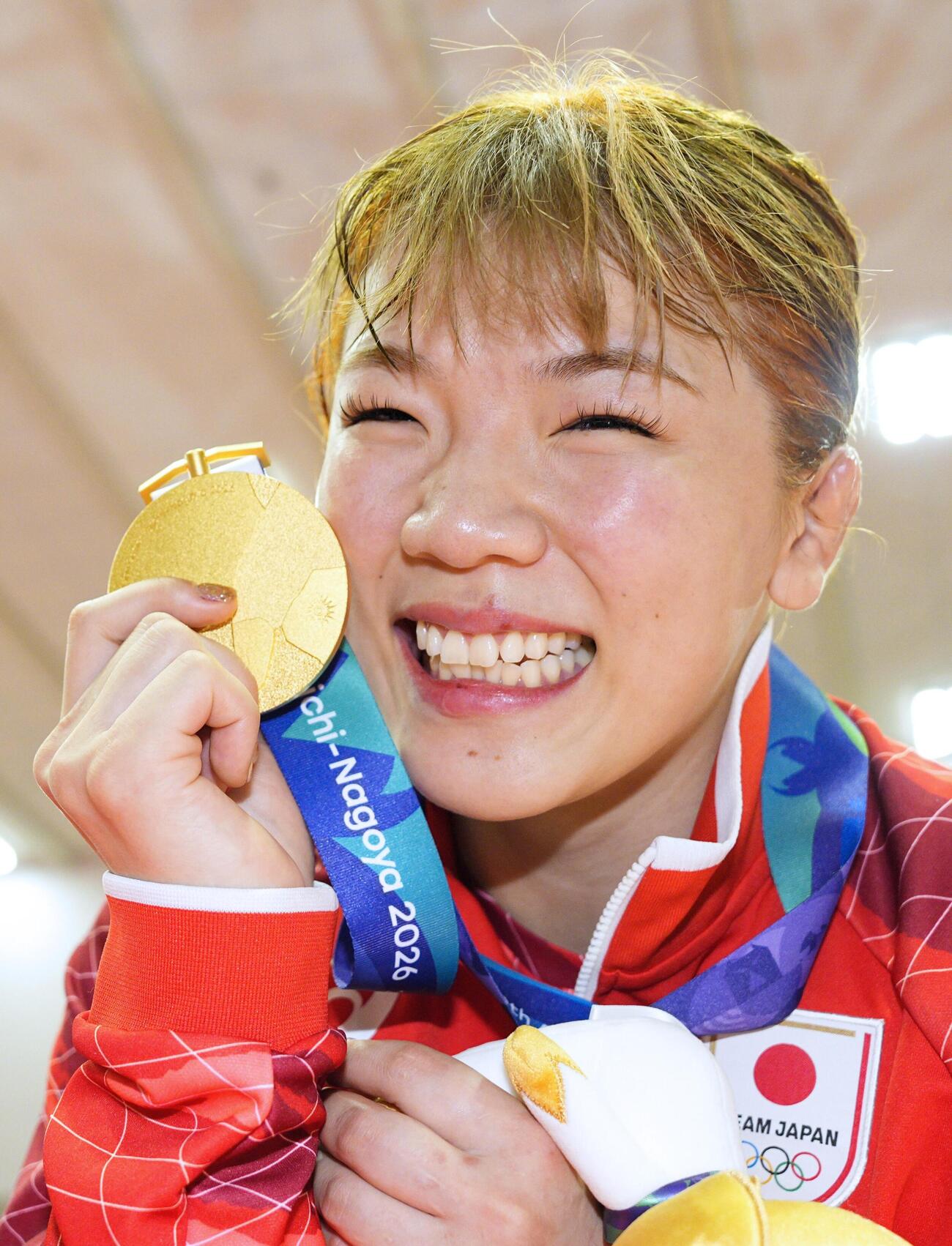 女子76キロ級で金メダルを獲得し笑顔の鏡優翔＝名古屋市稲永SC(共同)