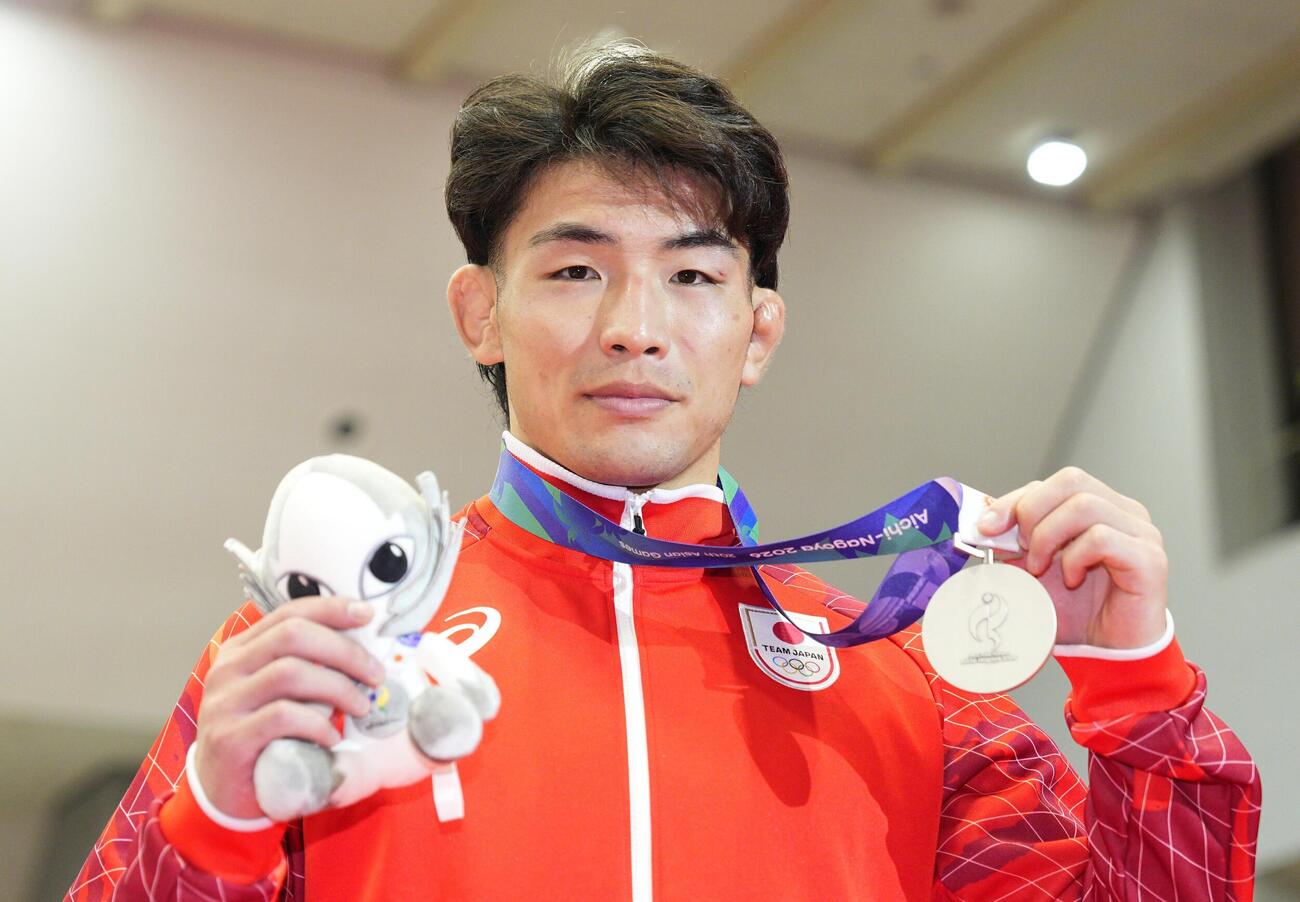 男子フリー86キロ級で銀メダルを獲得した石黒隼士（共同）