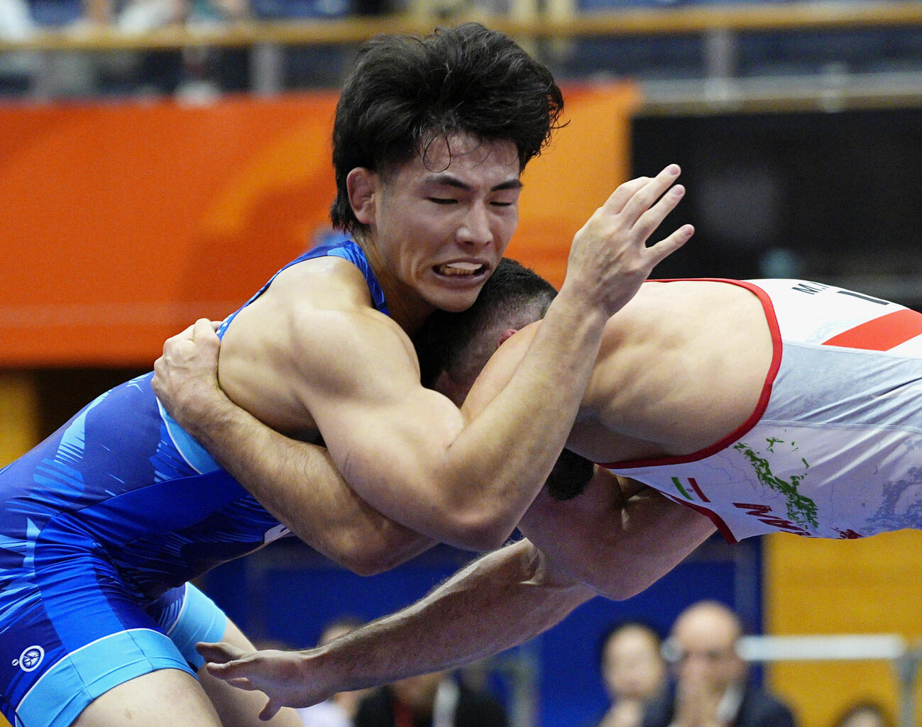 男子フリー86キロ級決勝　イラン選手（右）と対戦する石黒隼士（共同）