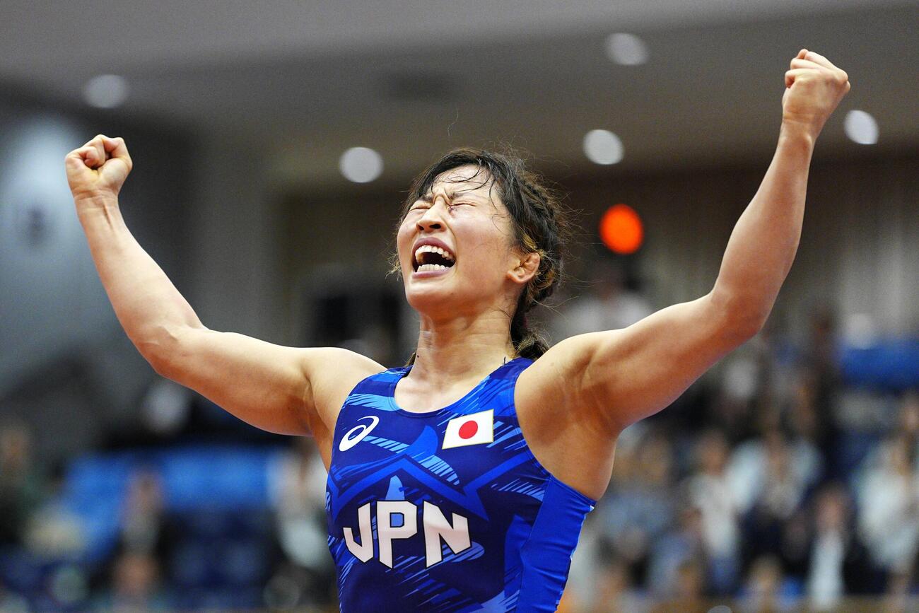 女子50キロ級決勝で北朝鮮選手を破って優勝し、大喜びの須崎優衣＝名古屋市稲永SC