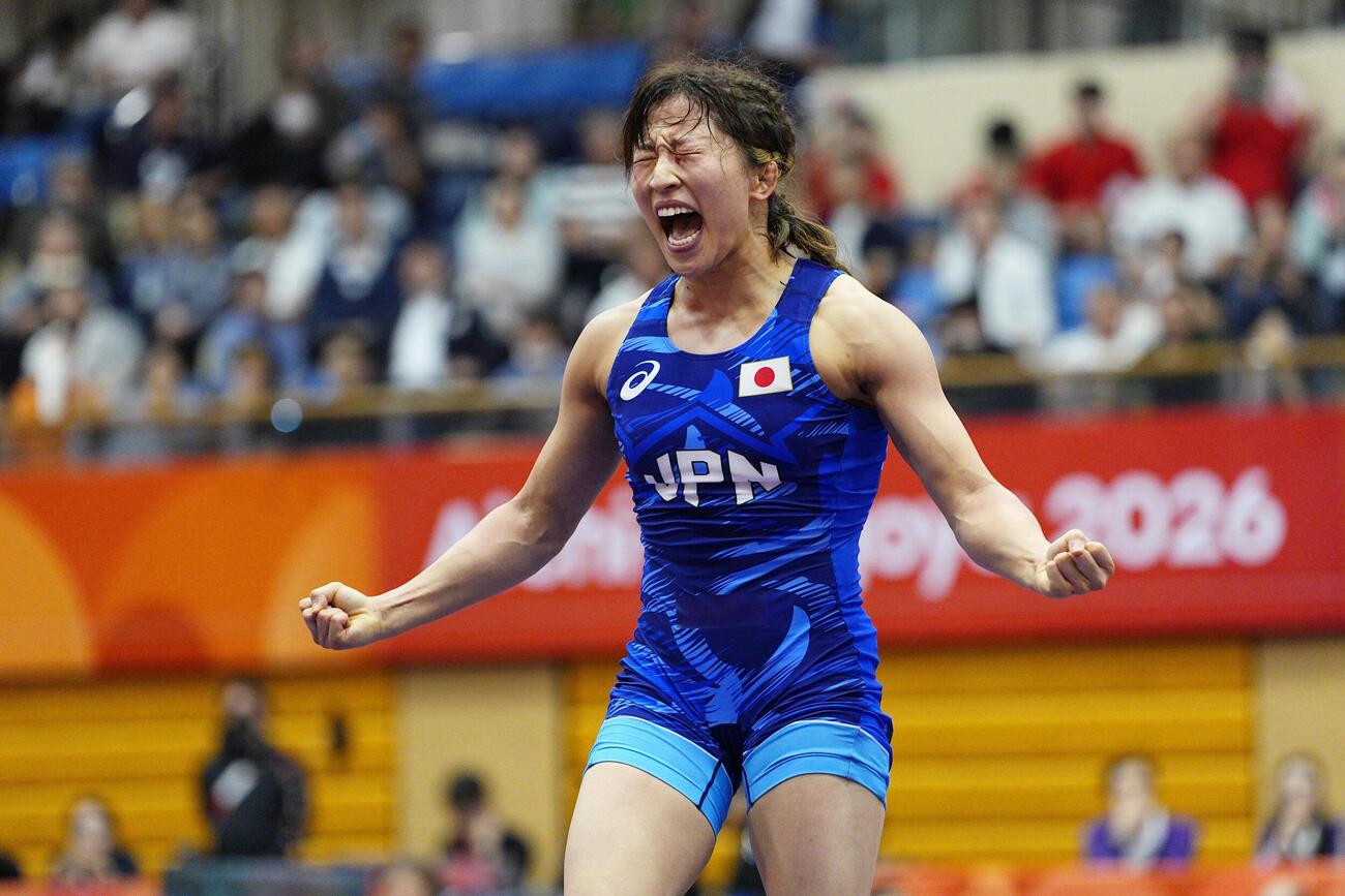 女子50キロ級決勝で北朝鮮選手を破って優勝し、大喜びの須崎優衣＝名古屋市稲永SC(共同)