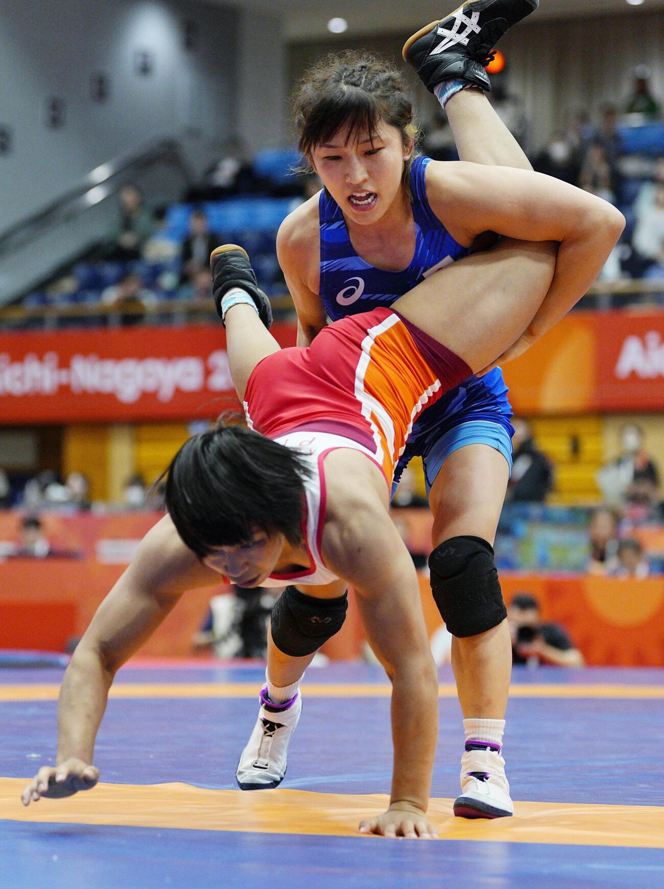 女子50キロ級決勝　北朝鮮選手（手前）を攻める須崎優衣(共同)