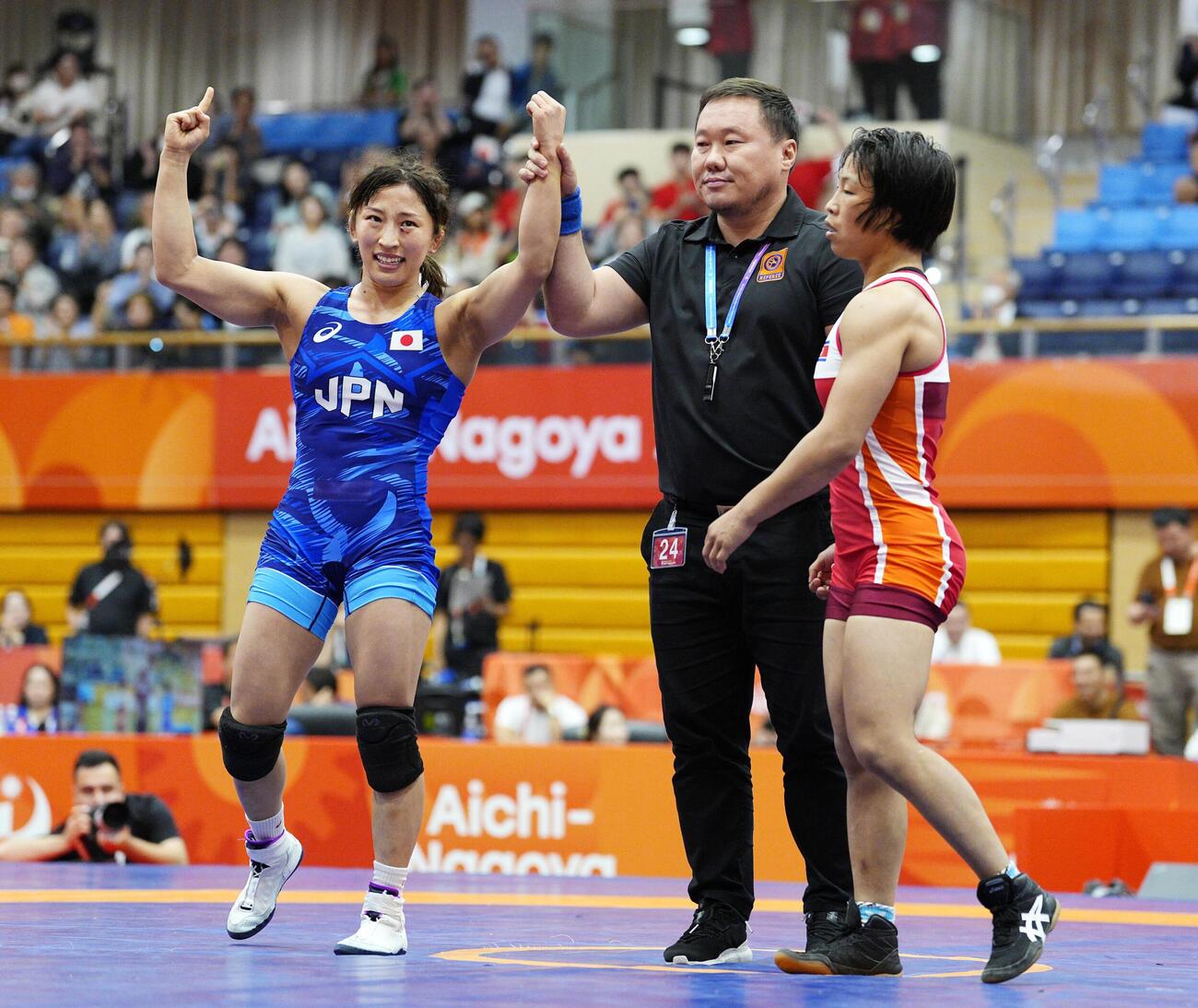 女子50キロ級決勝で北朝鮮選手（右）を破って優勝した須崎優衣＝名古屋市稲永SC(共同)