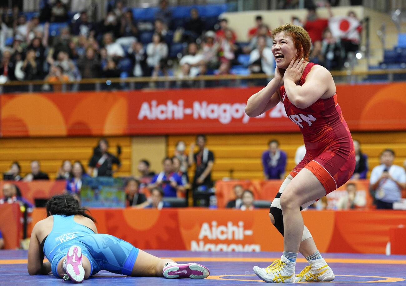 女子76キロ級決勝でカザフスタン選手（左）を破り、優勝した鏡優翔(共同)