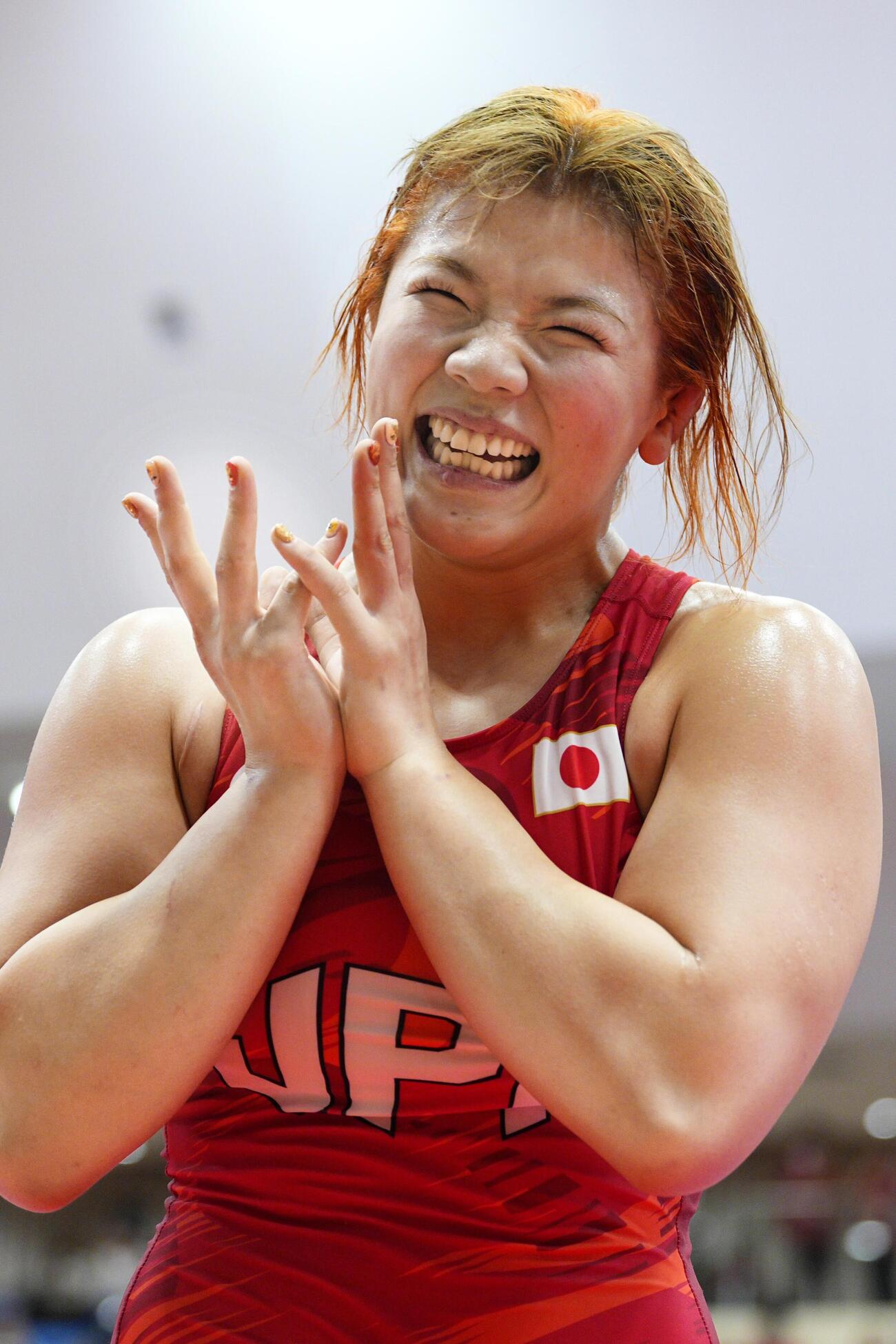 女子76キロ級で優勝し喜ぶ鏡優翔(共同)