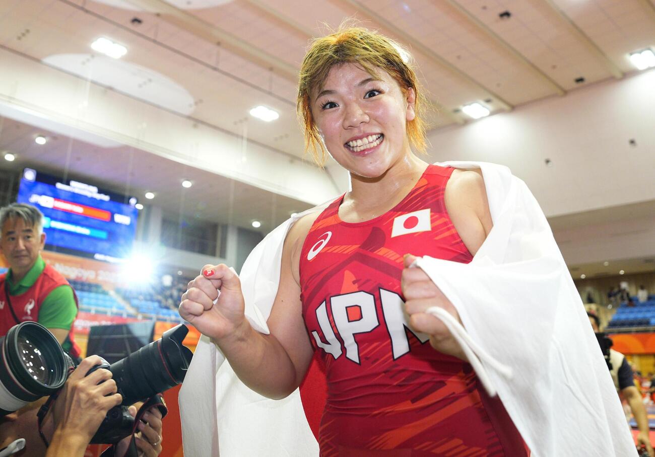 女子76キロ級で優勝し、笑顔の鏡優翔＝名古屋市稲永SC(共同)