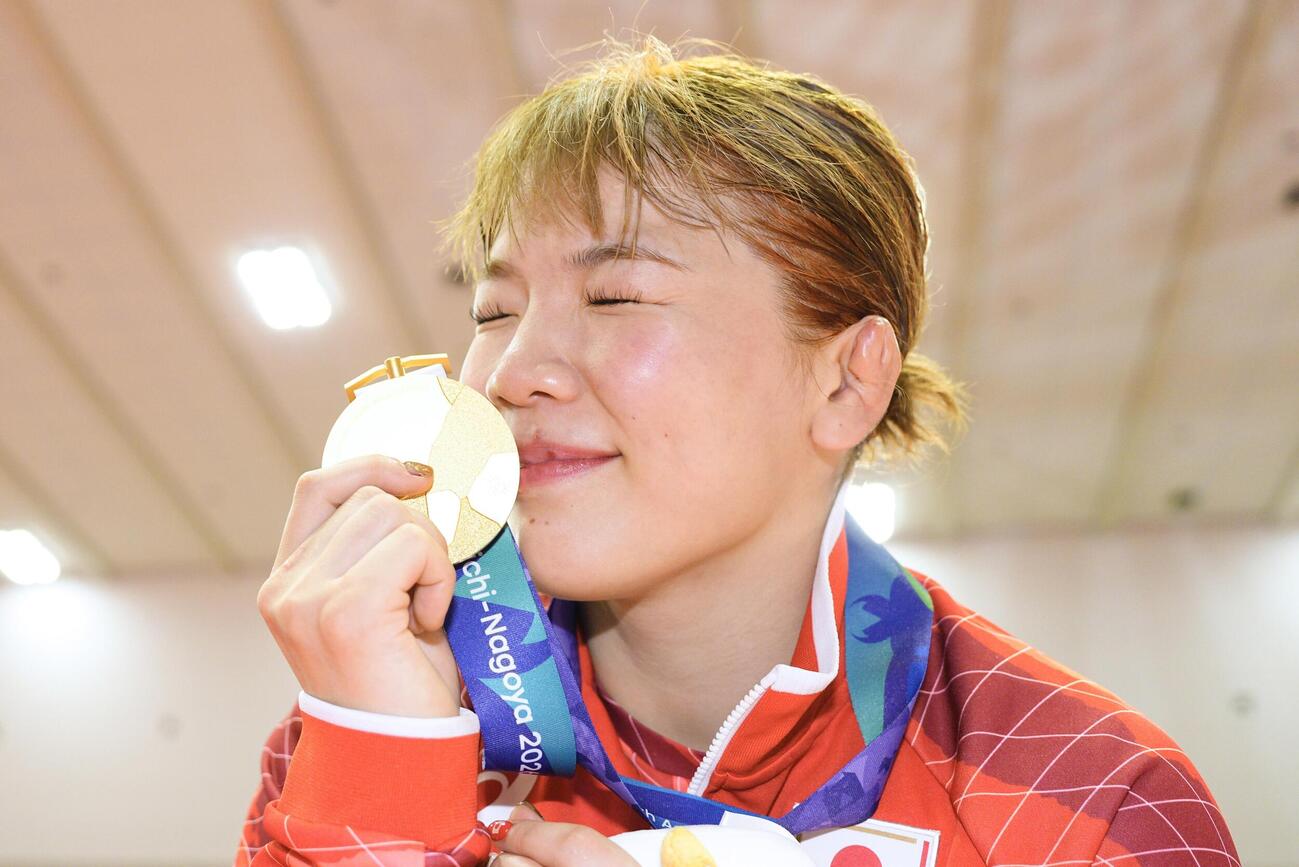 女子76キロ級で金メダルを獲得した鏡優翔＝名古屋市稲永SC(共同)