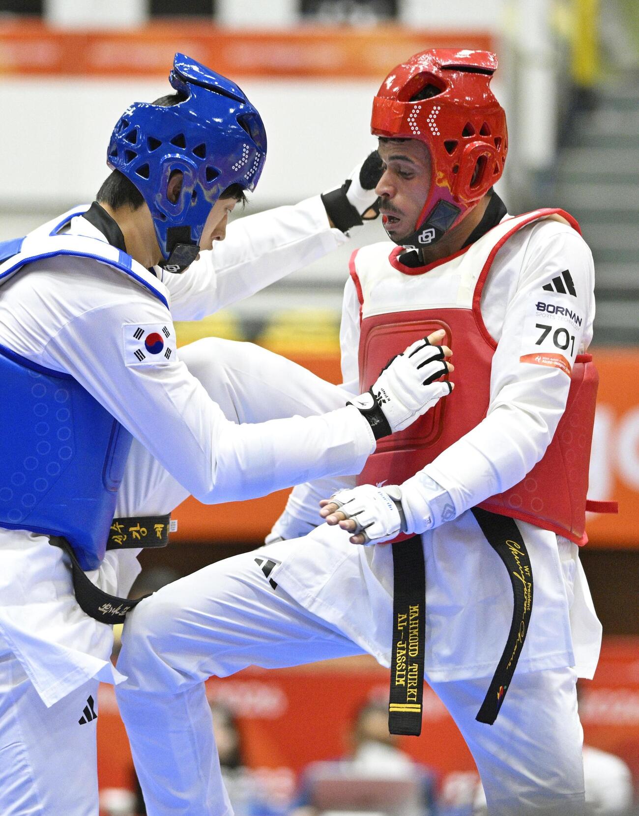 テコンドー男子80キロ級1回戦で韓国選手（左）と対戦する難民選手団ジャセムモハマド（共同）