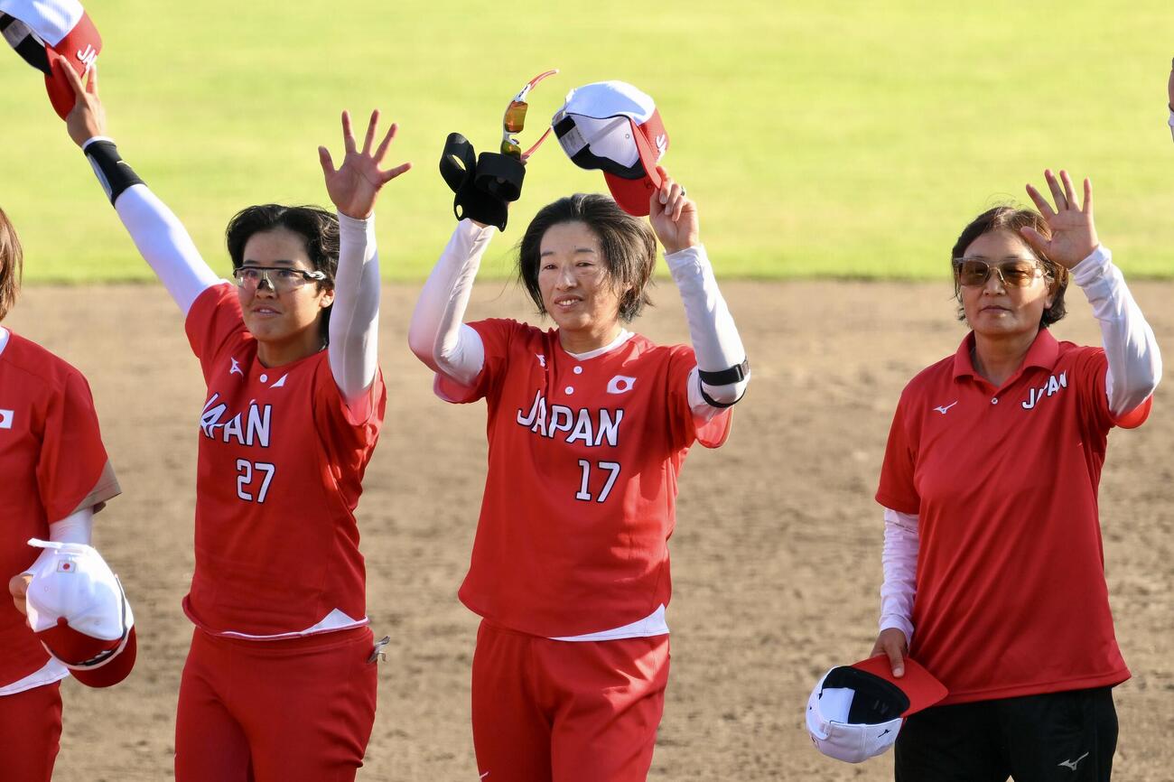 ソフトボール決勝　日本対中国　優勝を決め手を振る、左から後藤希友、上野由岐子、宇津木麗華監督（撮影・滝沢徹郎）