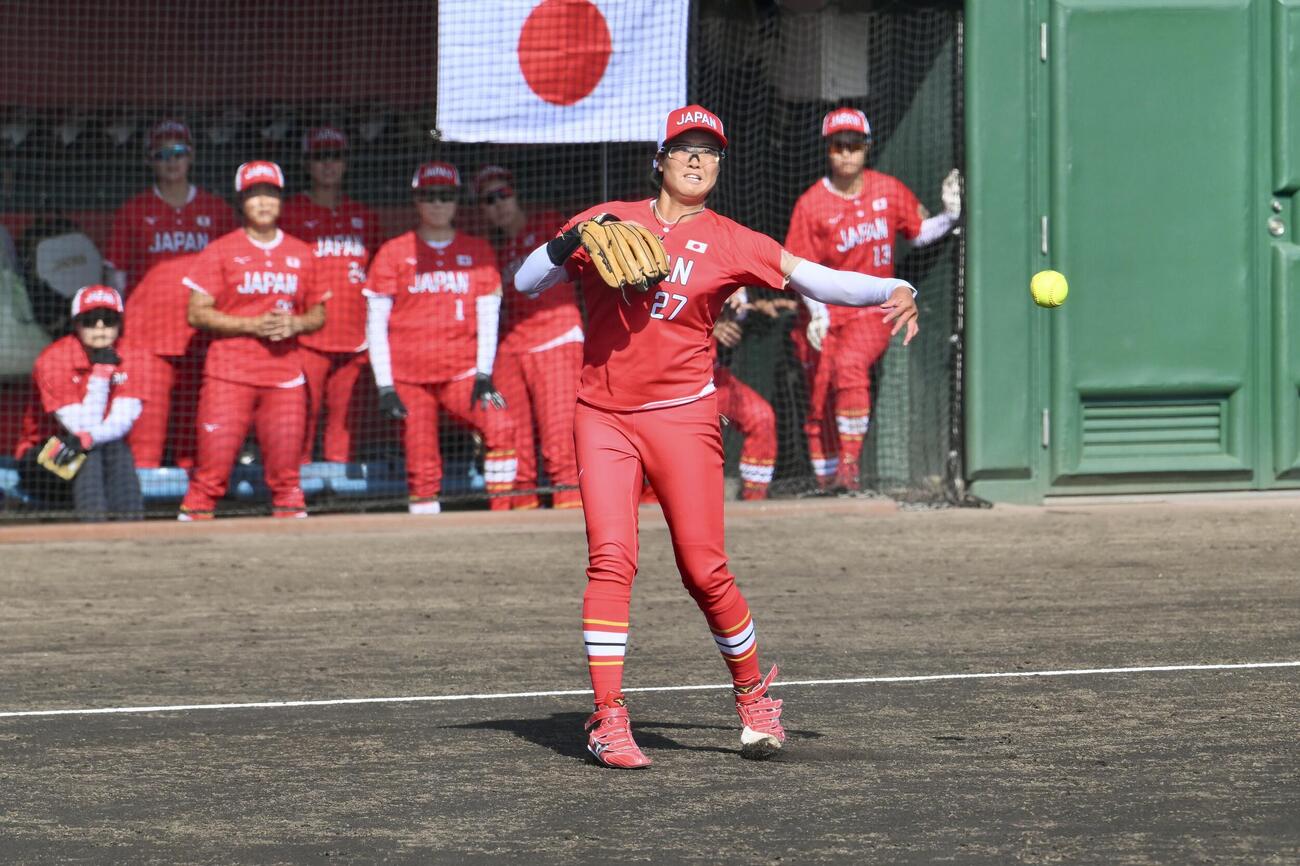 ソフトボール決勝　日本対中国　1回表、ゴロを処理する日本先発の後藤希友（撮影・滝沢徹郎）