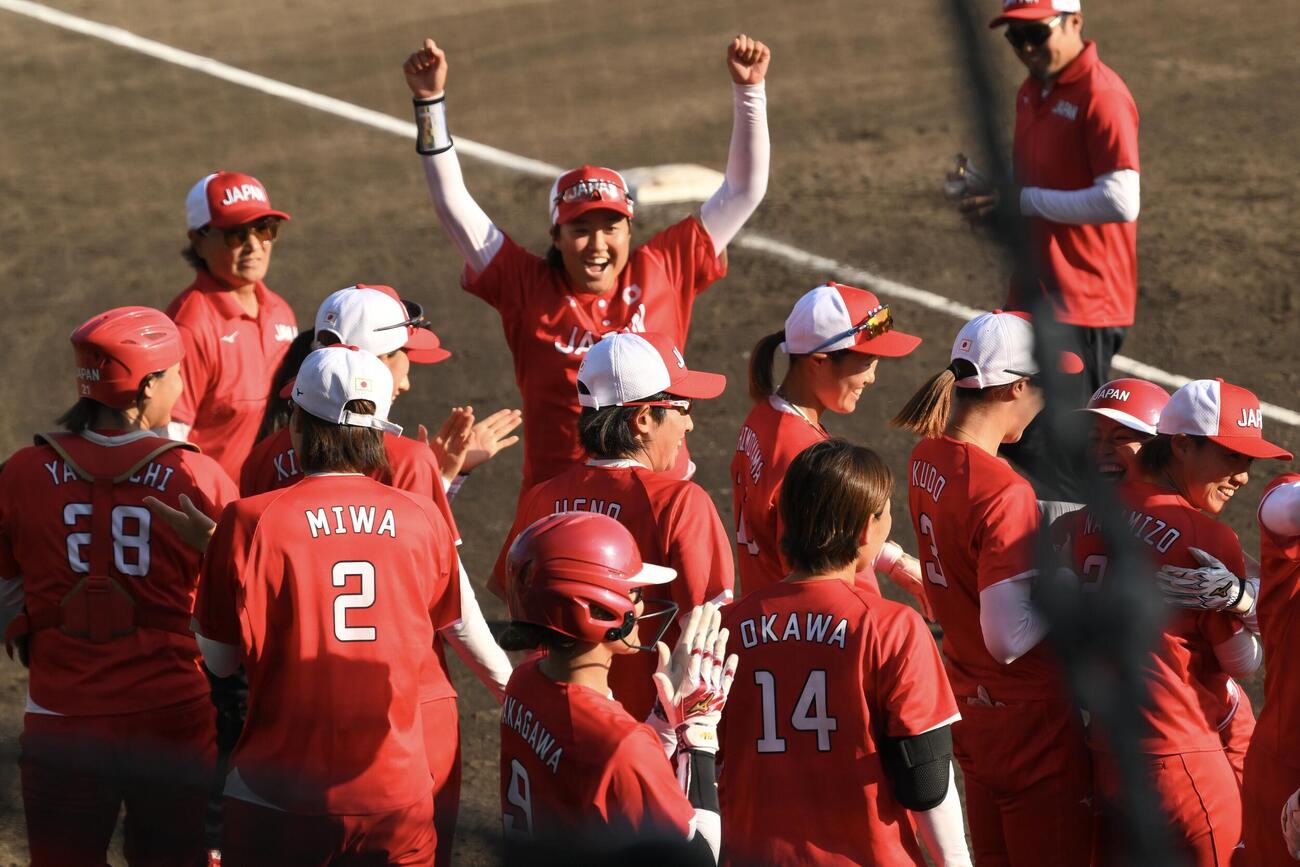 ソフトボール決勝　日本対中国　コールド勝ちで優勝を決め喜ぶ上野由岐子（中央）ら選手たち（撮影・滝沢徹郎）