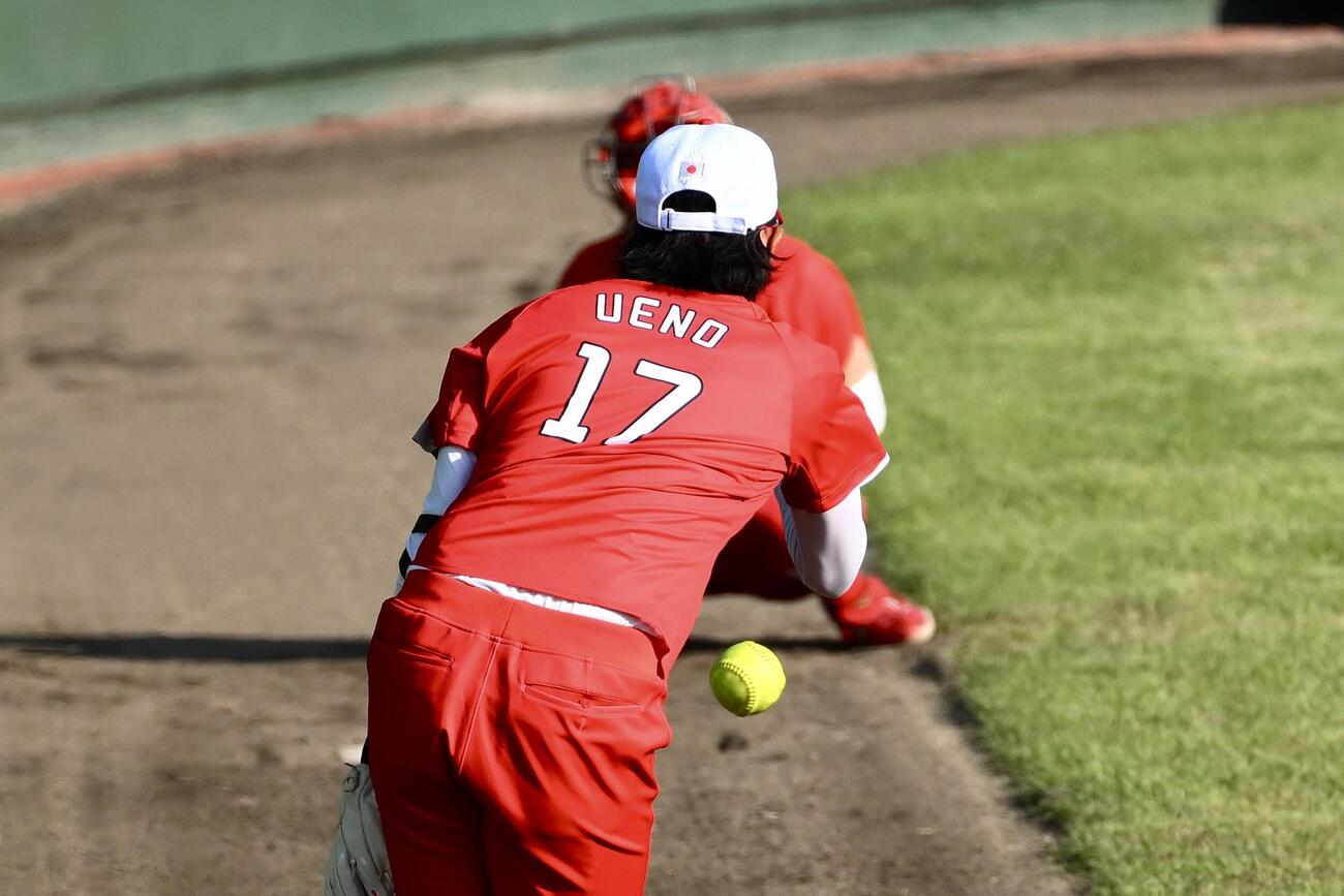 ソフトボール決勝　日本対中国　ブルペンで準備する上野由岐子（撮影・滝沢徹郎）