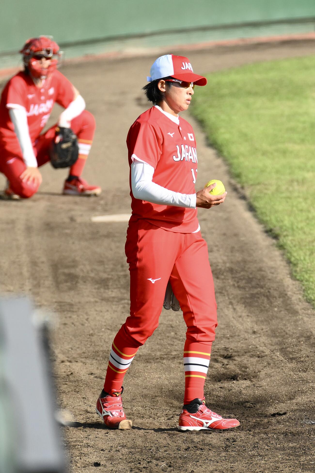 ソフトボール決勝　日本対中国　ブルペンで準備する上野由岐子（撮影・滝沢徹郎）
