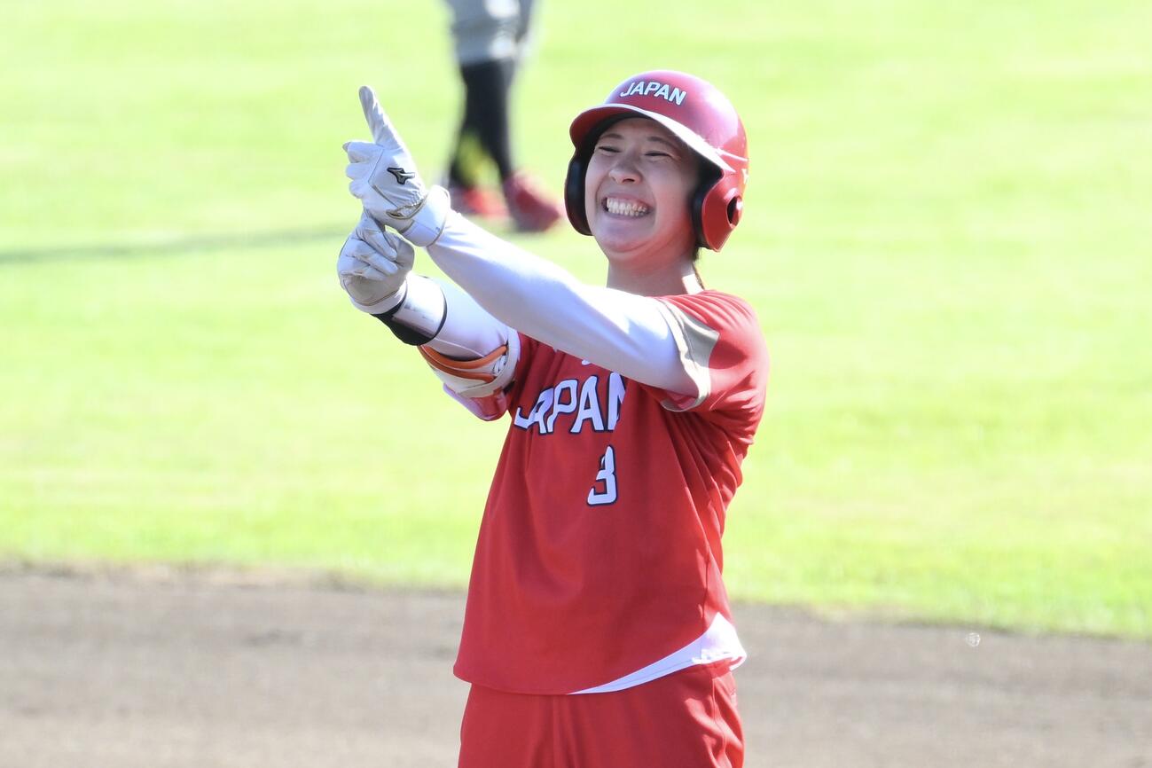 ソフトボール決勝　日本対中国　4回裏に適時打を放った代打工藤環奈はポーズを決める（撮影・滝沢徹郎）