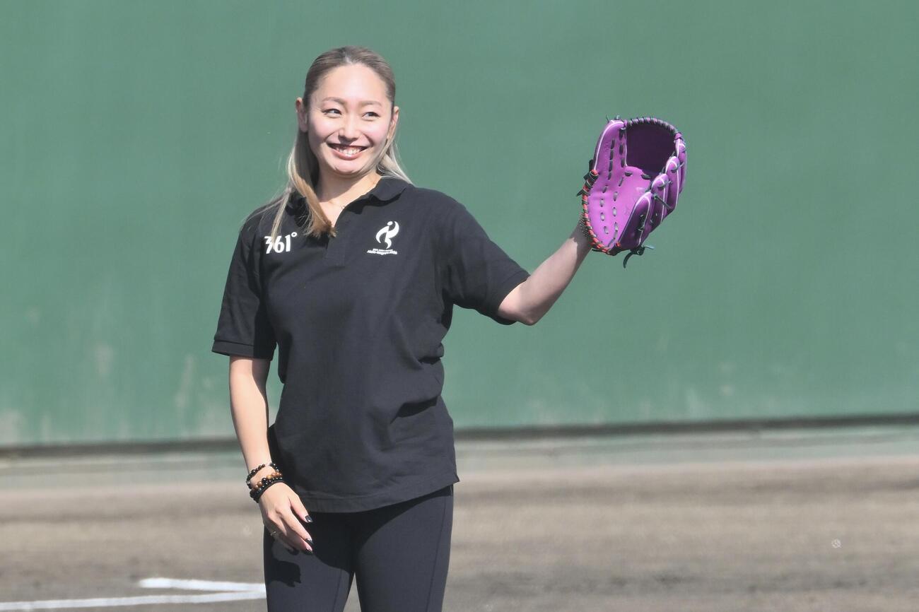 ソフトボール決勝　日本対中国　始球式に臨む安藤美姫さん（撮影・滝沢徹郎）