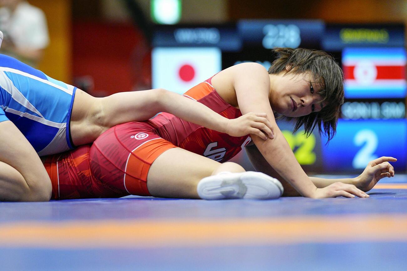 女子57キロ級準決勝　北朝鮮選手（左）に攻められる藤波朱理＝名古屋市稲永SC(共同)