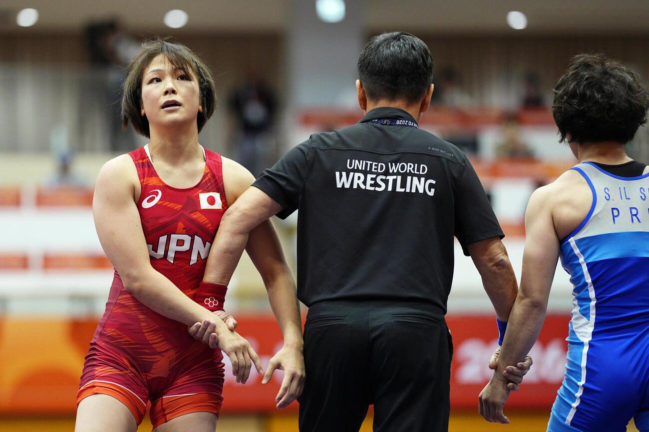 レスリング女子57キロ級準決勝で北朝鮮選手（右）に敗れた藤波朱理。連勝が155で止まった＝名古屋市稲永SC(共同)