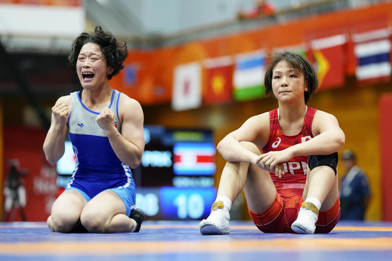 女子57キロ級準決勝で北朝鮮選手（左）に敗れた藤波朱理。連勝が155で止まった＝名古屋市稲永SC(共同)