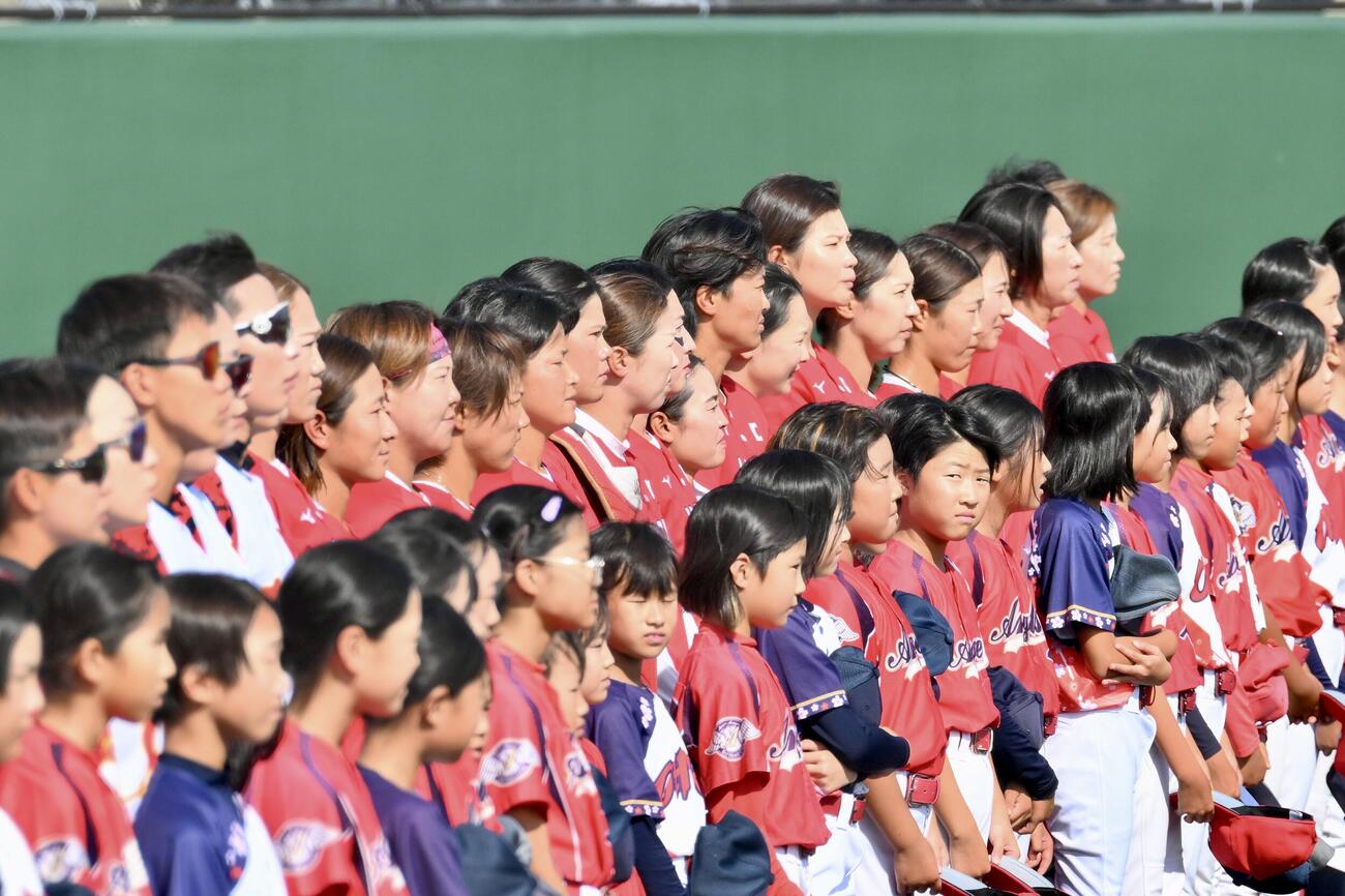 ソフトボール決勝　日本対中国　試合前に臨む選手たち（撮影・滝沢徹郎）