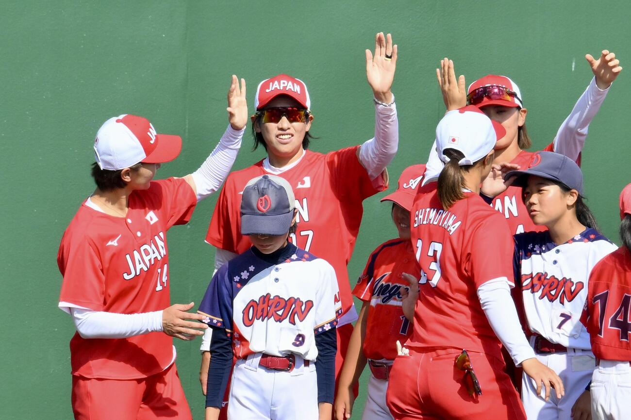 ソフトボール決勝　日本対中国　試合前にタッチを交わす上野由岐子（中央）ら（撮影・滝沢徹郎）
