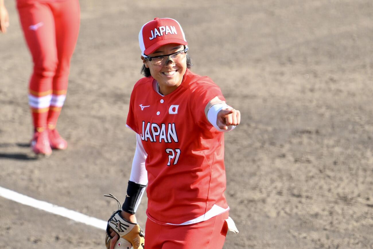 ソフトボール決勝　日本対中国　4回を投げ終えた日本先発の後藤希友は捕手山内早織を指さす（撮影・滝沢徹郎）