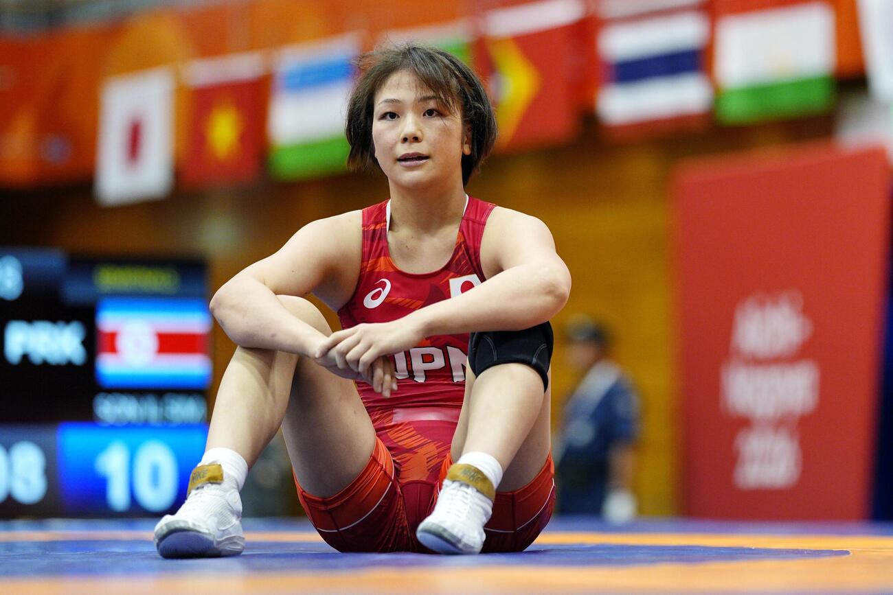 レスリングの女子57キロ級準決勝で北朝鮮選手に敗れた藤波朱理。連勝が155で止まった(共同)