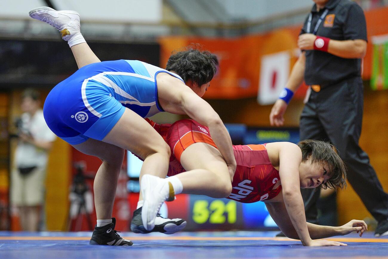 女子57キロ級準決勝　北朝鮮選手（左）に攻められる藤波朱理(共同)