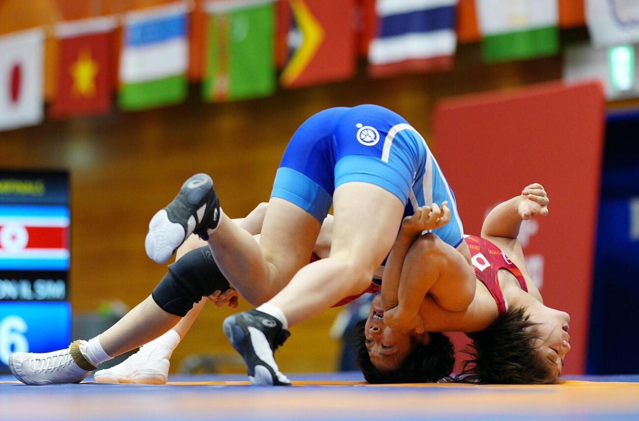 女子57キロ級準決勝　北朝鮮選手（手前）に攻められる藤波朱理(共同)