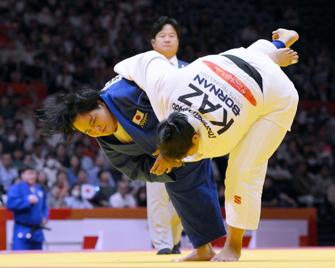 混合団体決勝　カザフスタン選手（右）に内股で一本勝ちした椋木美希＝IGアリーナ(共同)