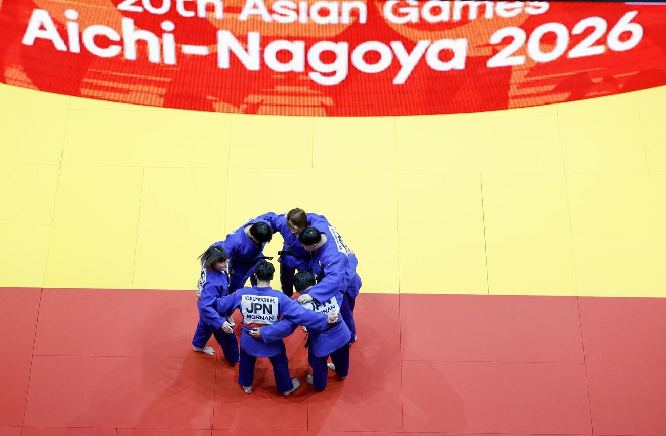 混合団体決勝を前に円陣を組む日本＝IGアリーナ(共同)