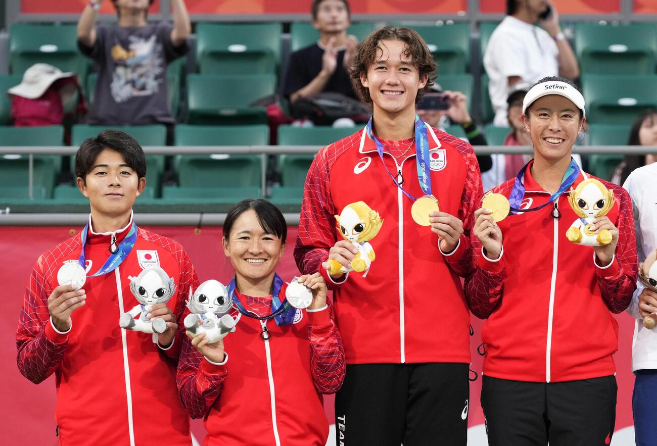 混合ダブルスの表彰式でメダルを手にする選手たち。右から優勝した柴原瑛菜、フレンド原ジェイ組と、2位の青山修子、楠原悠介組＝名古屋市東山公園TC(共同)